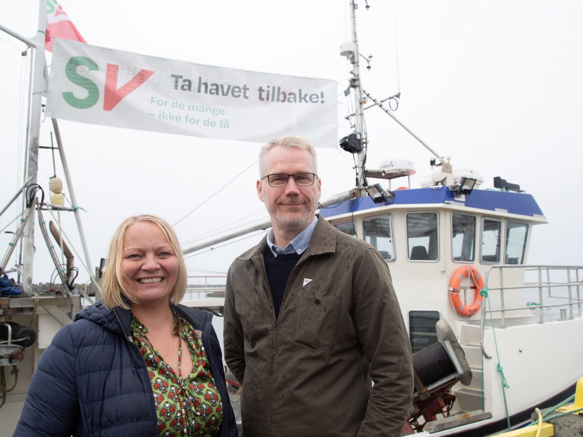Mona Fagerås og Christian Torset står på kaia foran valgkampsjarken som har påskriften "Ta havet tilbake" og SV- for de mange ikke for de få