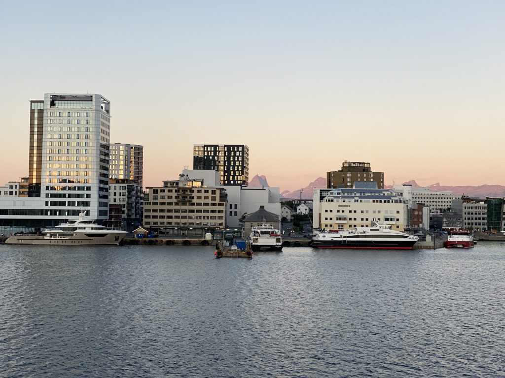 Bygninger i sentrum av Bodø. Foto.