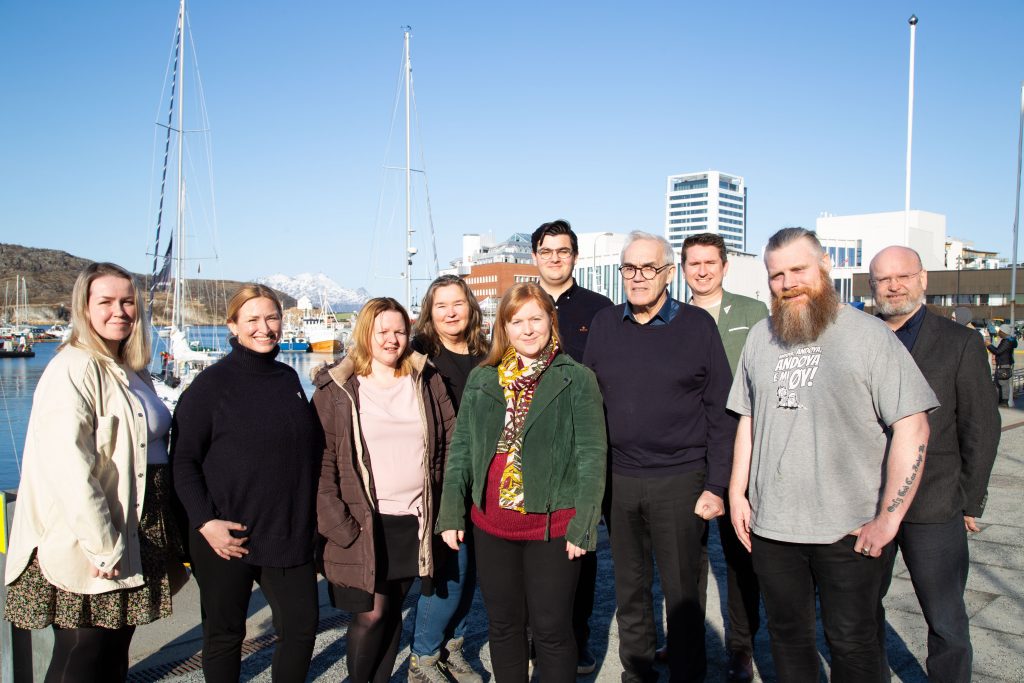Gruppebilde av det nye fylkesstyret til Nordland SV. Bodø by kan skimtes i bakgrunnen. Bilde.