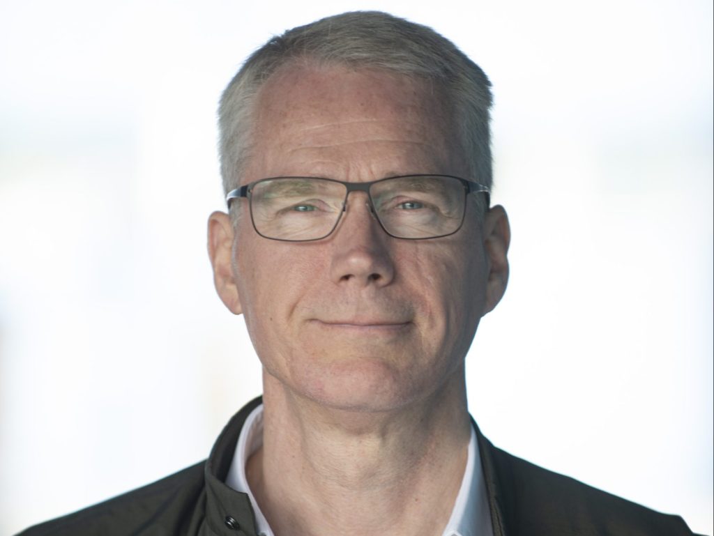 Christian Torset. Hvit bakgrunn. Christian ser mot kameraet. Portrettbilde.