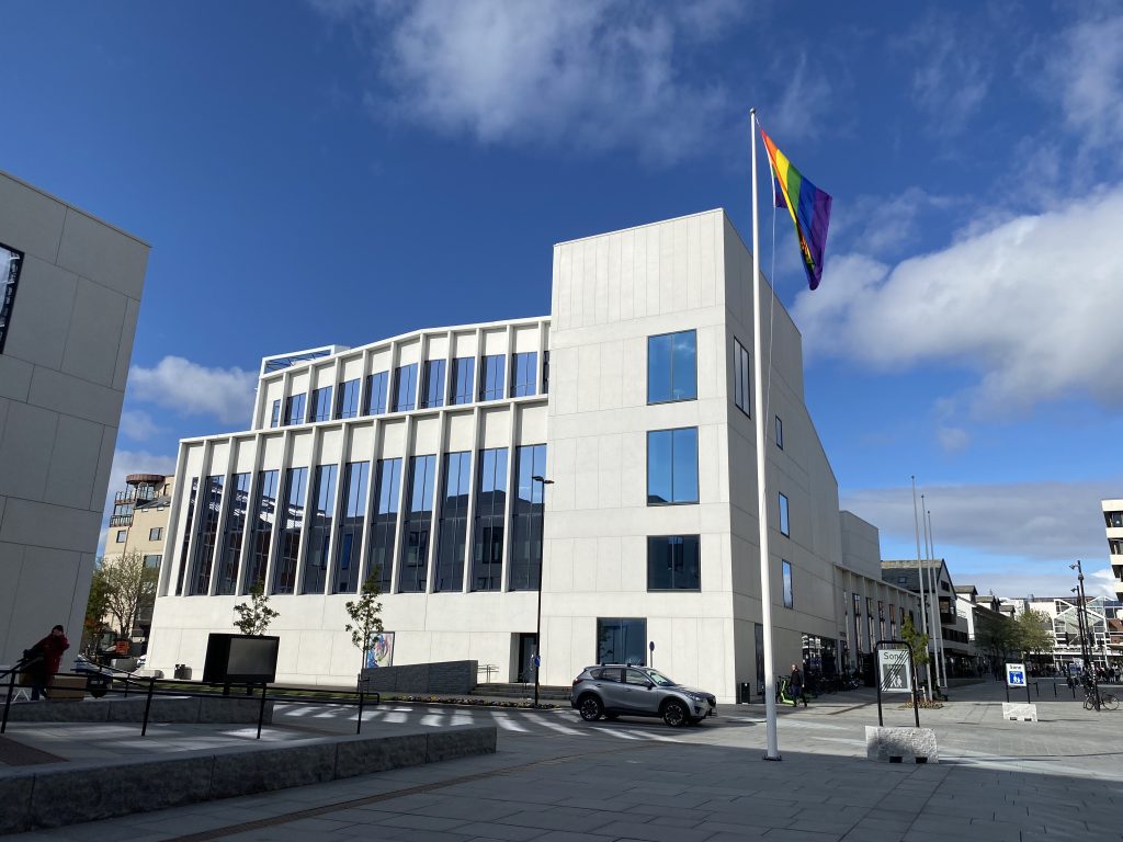 Bilde av Stormen konserthus i Bodø. Et Prideflagg er heist ved siden av bygget.