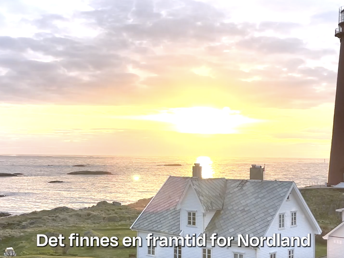 Screenshot fra video. Videoen viser et fyr med hus i forgrunnen. En undertekst sier" Det finnes en fremtid for Nordland"