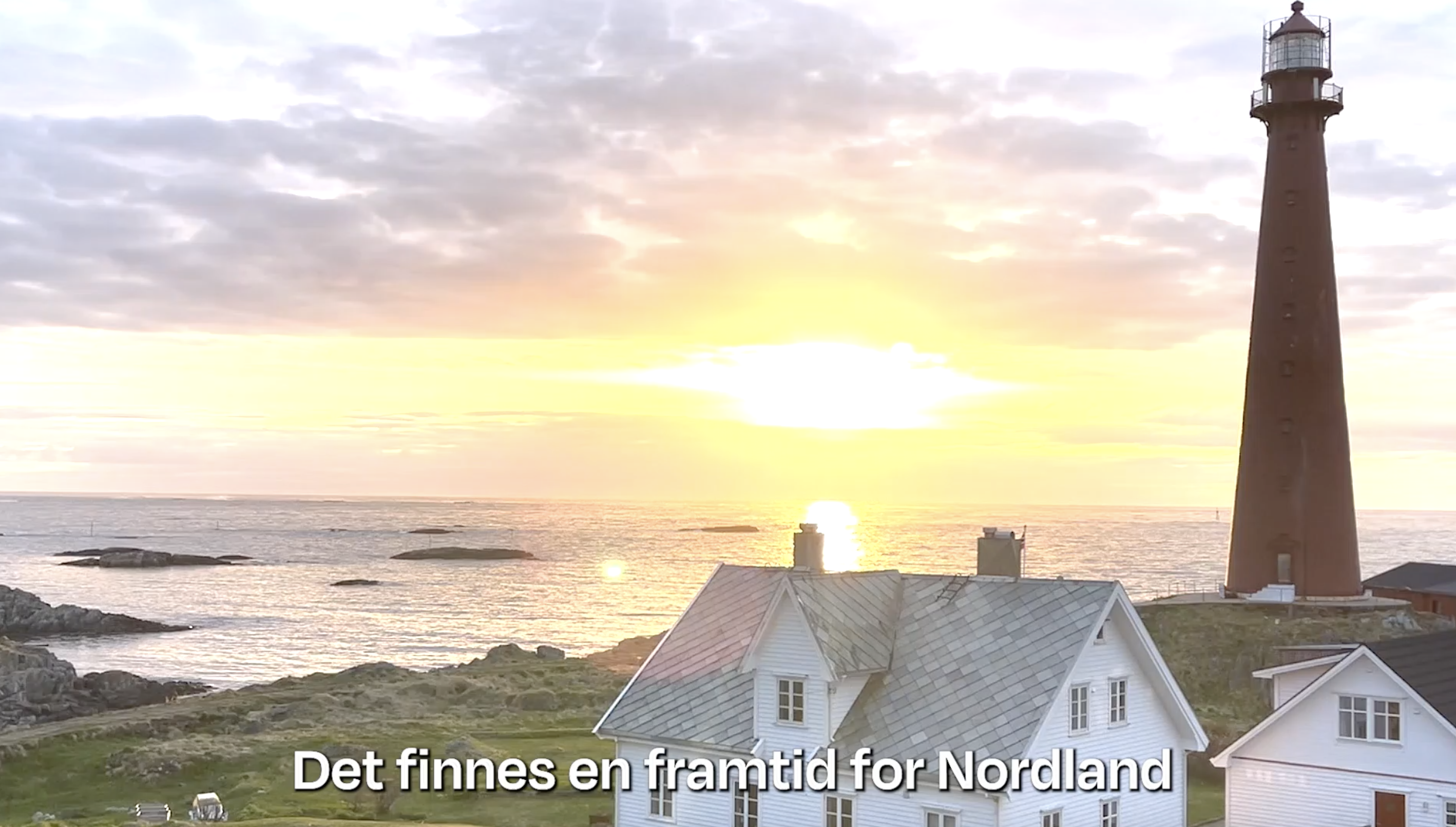 Screenshot fra video. Videoen viser et fyr med hus i forgrunnen. En undertekst sier" Det finnes en fremtid for Nordland"