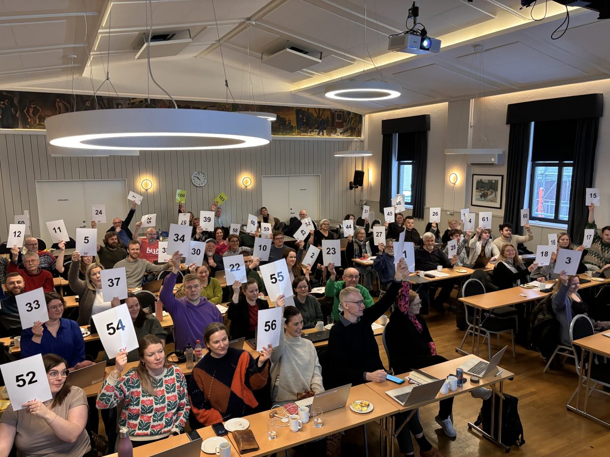 Delegater på årsmøtet i Nordland SV viser stemmesedler.
