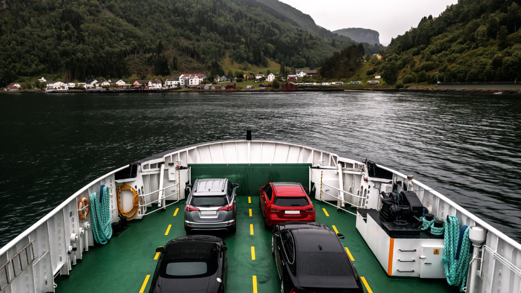 Dekket på bilferge sett ovenfra og ut mot fjorden og fergeleiet.