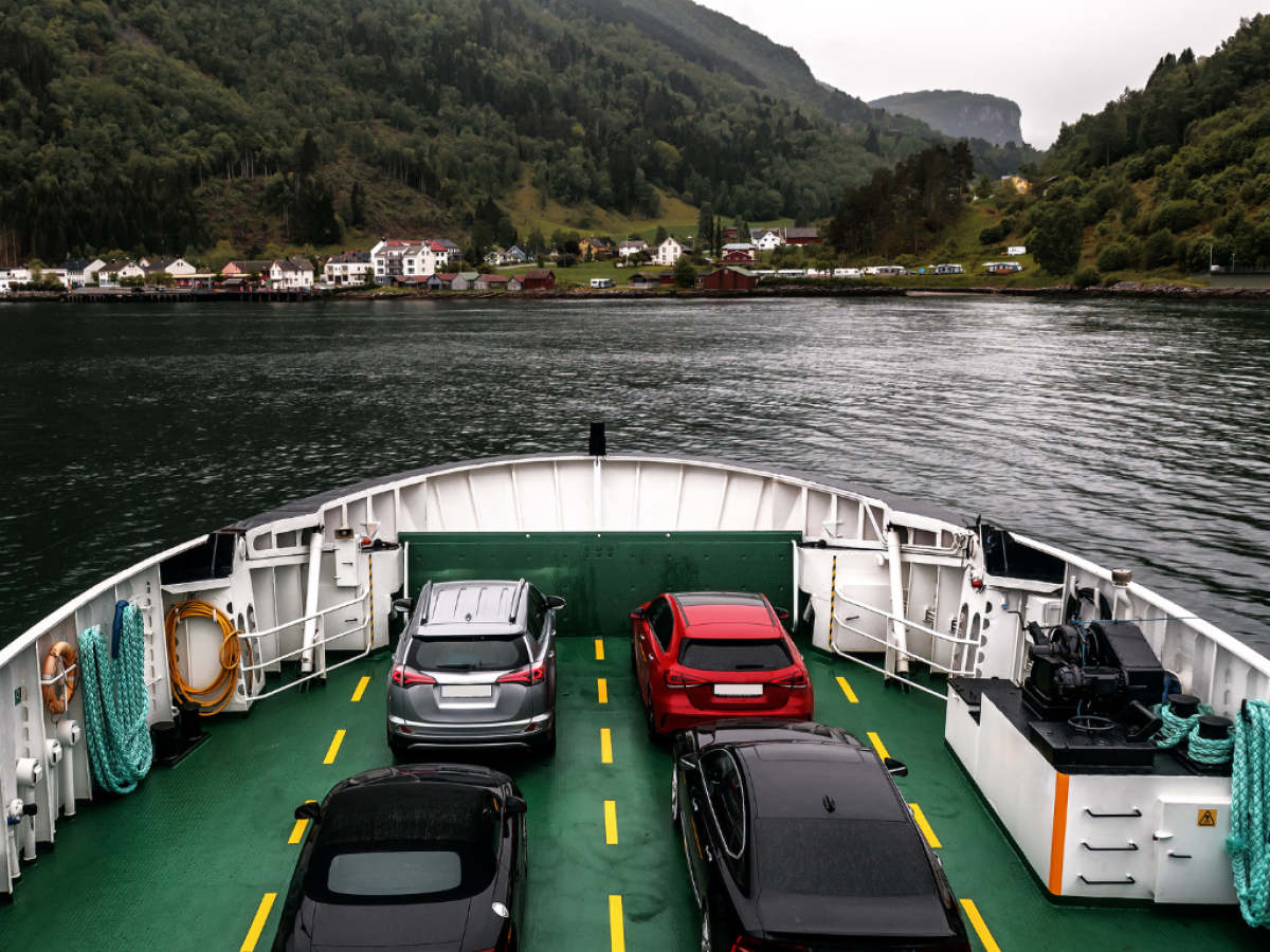 Dekket på bilferge sett ovenfra og ut mot fjorden og fergeleiet.