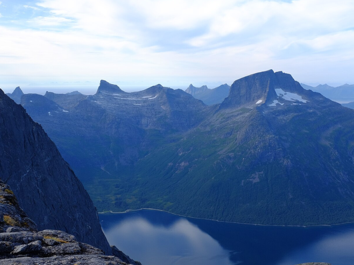 Bildet av fjellet Sjunkhatten, fjellene rundt og fjorden foran.