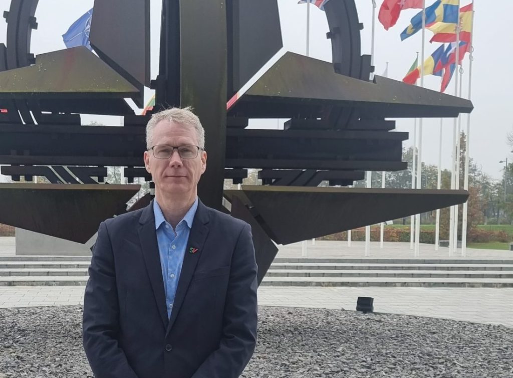 Christian Torset foran natohovedkvart i Bryssel.