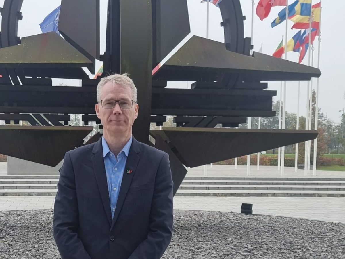 Christian Torset foran natohovedkvart i Bryssel.
