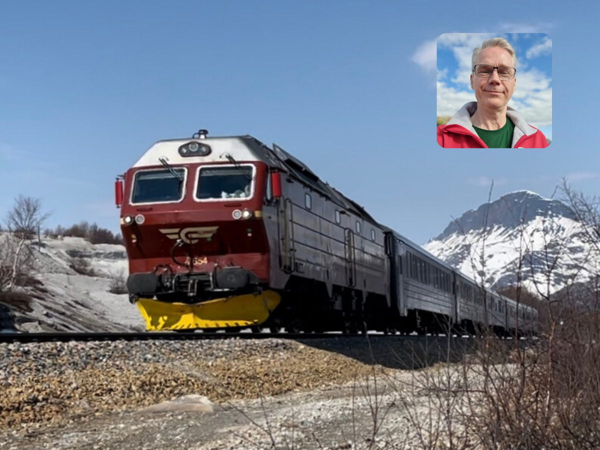 Tog kjørende gjennom landskap i Nordland og lite portrett av Christian Torset oppe i høyre Bjørn.