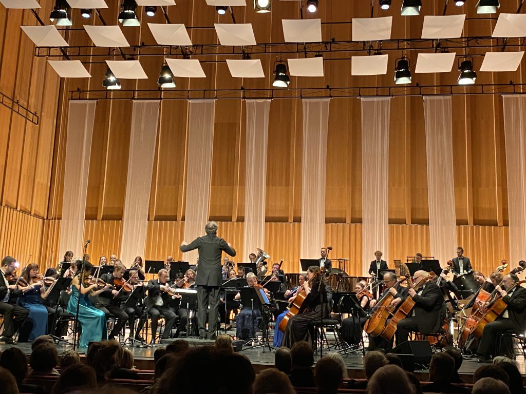 Arktisk filharmoni opptrer i Stormen konserthus. Bilde