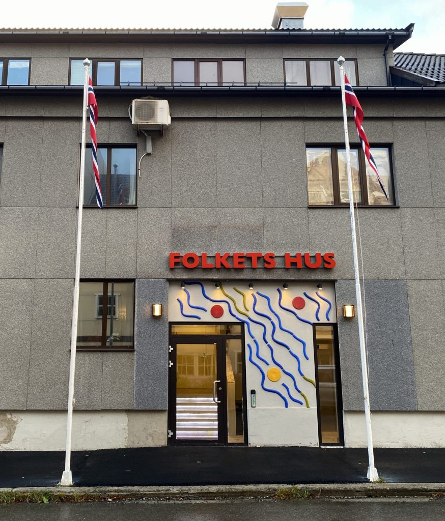 Folkets hus i Bodø. Det står Folkets hus over inngangspartiet. Bilde.